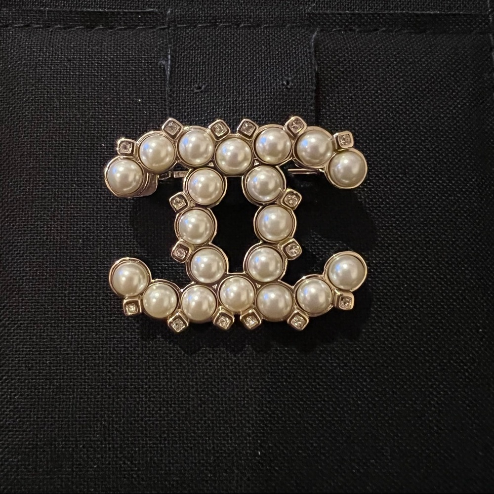 CHANEL SMALL PEARL DIAMOND BROOCH PIN